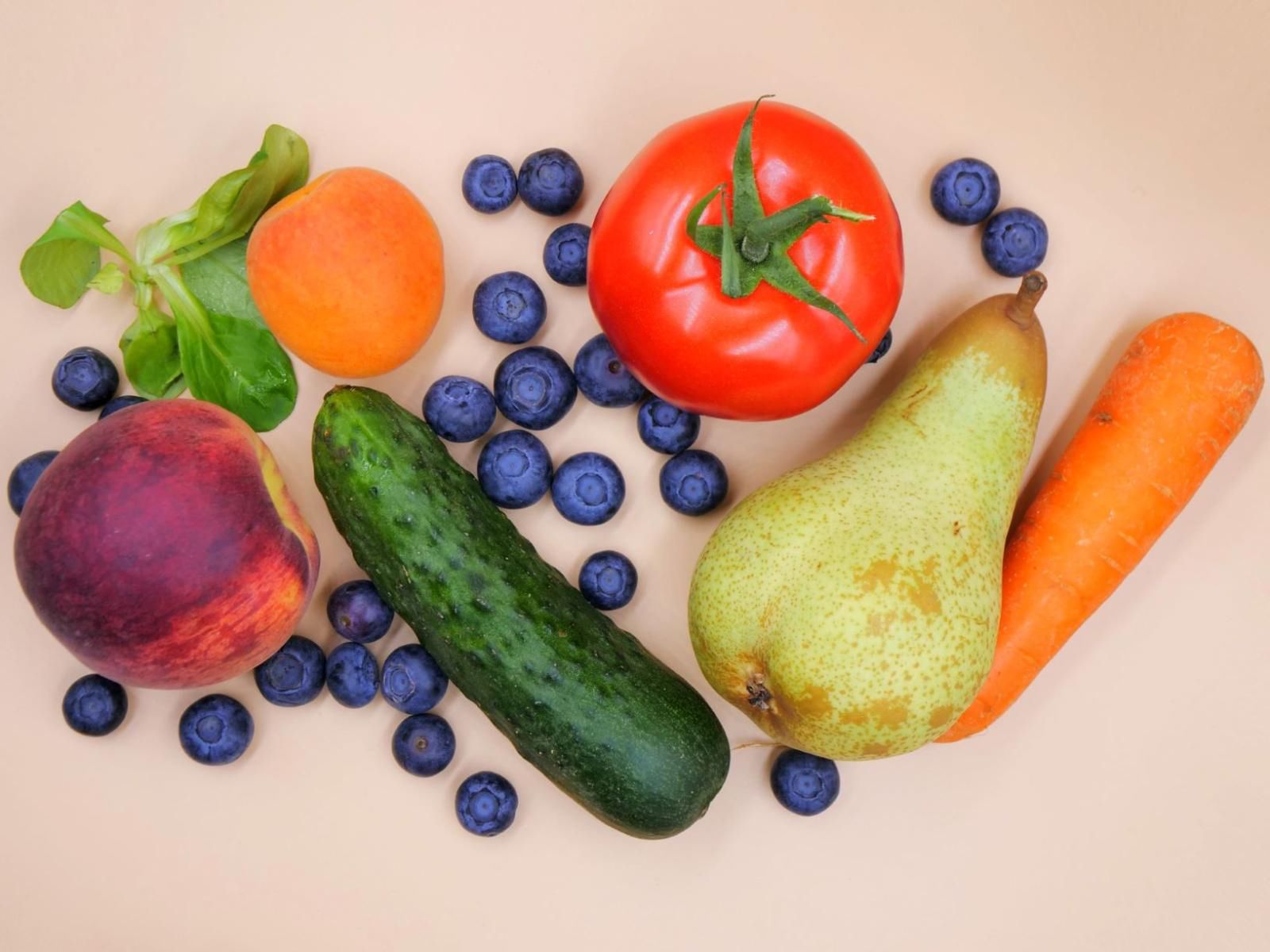 Latem warto postawić na lekkie, odświeżające posiłki, które nie obciążają organizmu. 