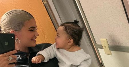 Kylie Jenner zabrała 10-miesięczną Stormi do parku PO RAZ PIERWSZY. "Biedne, zaniedbane dziecko"