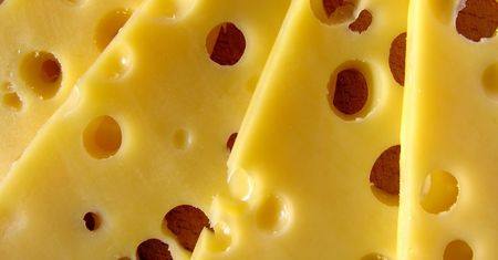 Salmonella w popularnym żółtym serze. Natychmiast wyrzuć!