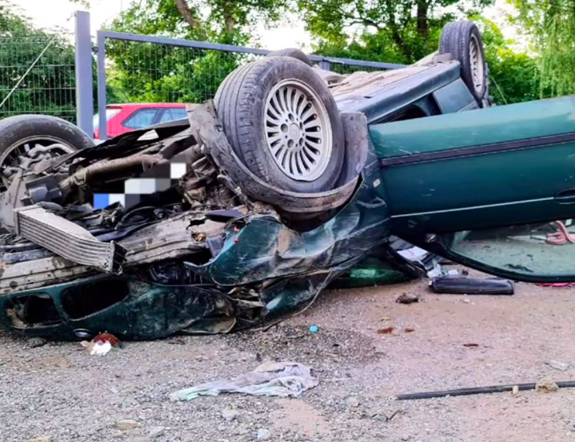 Warszawa. Groźny wypadek wydarzył się w czwartek wieczorem w Konotopie. Bmw staranowało ogrodzenie posesji, ścięło drzewo, uderzyło w słup i dachowało. Kierowca i pasażer byli nietrzeźwi. Nic im się nie stało