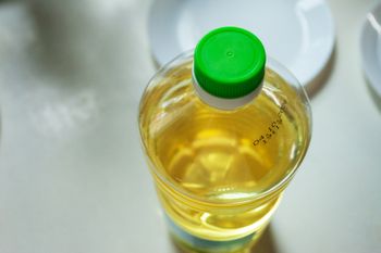 Gdzie wyrzucić butelkę po oleju? Nie każdy wie