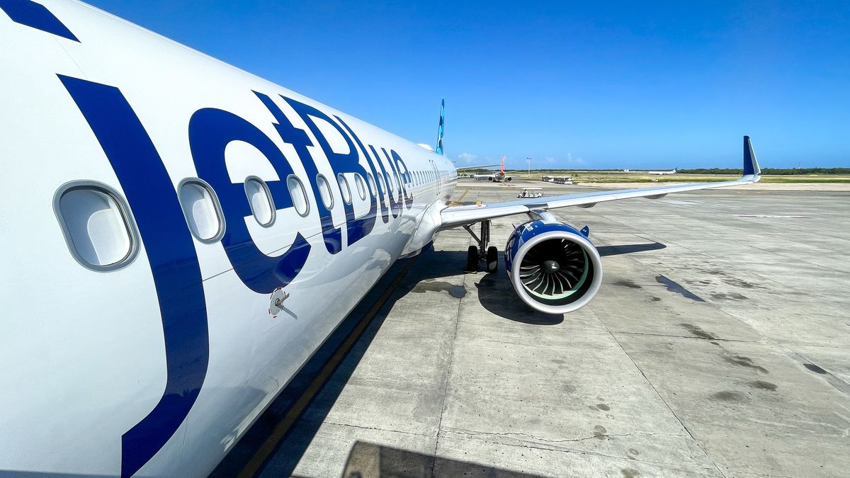 Mężczyzna chciał opuścić samolot wyjściem ewakuacyjnym 