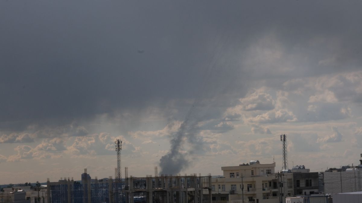 epaselect epa12783424 Smoke rises following an Iranian drone attack on Erbil airport in Erbil, Iraq, 28 February 2026. Several drones were shot down over Erbil today after Iran reportedly launched retaliatory aerial attacks targeting US military positions in the region, including areas near the American consulate and Erbil International Airport. A joint Israeli and US military operation targeted multiple locations across Iran in the early hours of 28 February 2026. EPA/GAILAN HAJI Dostawca: PAP/EPA.