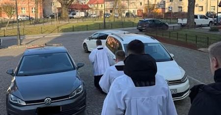 Kolęda po godz. 21:00. Mieszkaniec wywiesił taką kartkę na drzwi