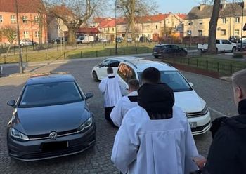 Kolęda po godz. 21:00. Mieszkaniec wywiesił taką kartkę na drzwi