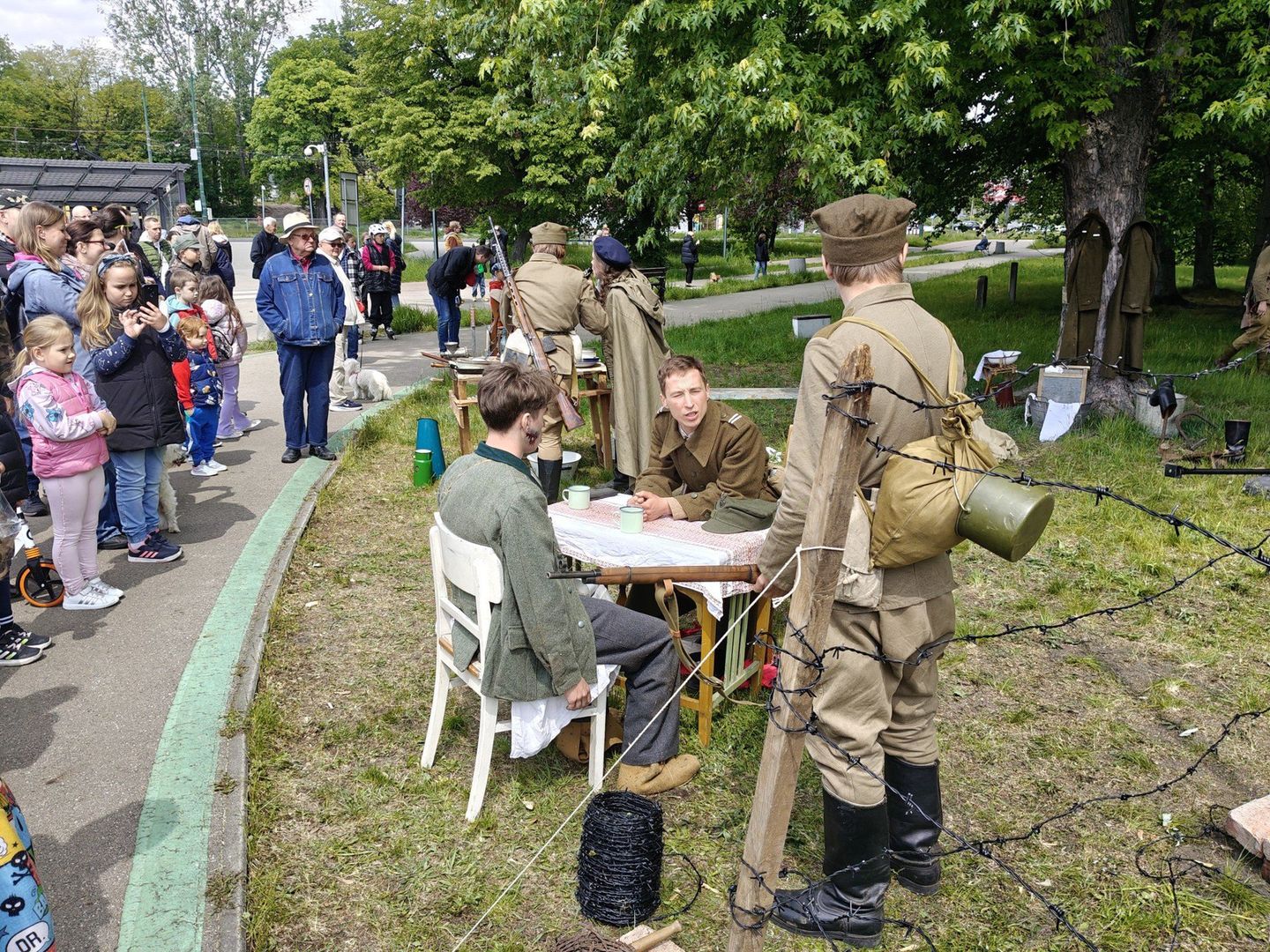 Tłumy mieszkańców wzięły udział w Pikniku Historycznym w Parku Sieleckim! Żywa lekcja historii w 80. Rocznicę Zakończenia II Wojny Światowej