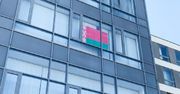 Wpadka z białoruską flagą w Warszawie. Zawisła w oknie ratusza