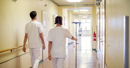 Sprzątaczka asystowała lekarzowi. "Trzymała zakrwawioną nogę"