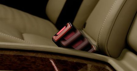 Mercedes ułatwia zapinanie pasów