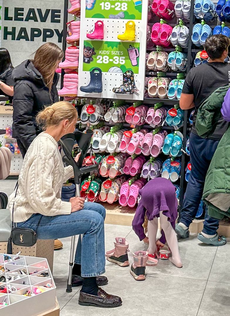 Katarzyna Warnke buszuje po centrum handlowym z córką