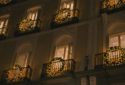 Ostrożnie z lampkami na balkonie. Tak można dostać mandat