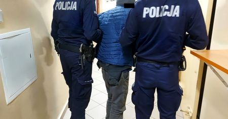 Wjechał w dwa auta. "Był tak pijany, że zasnął"