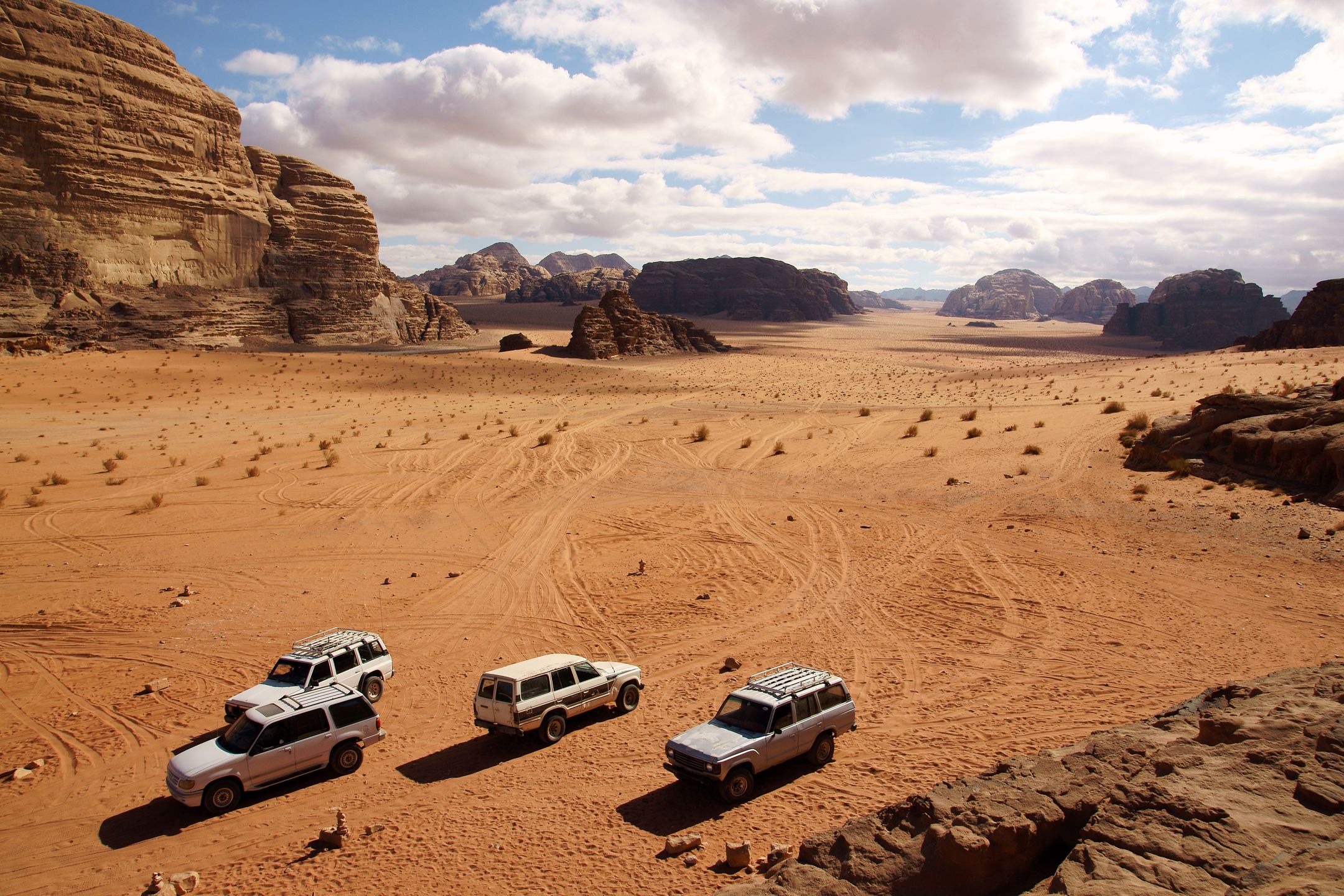 Dolina Wadi Rum leżąca wśród granitowych i piaskowych skał