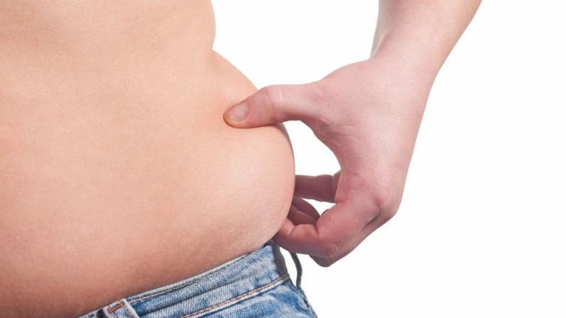 oponka to tłuszcz umiejscowiony pod skórą wokół pępka i na biodrach, gdzie tworzy tzw. boczki.