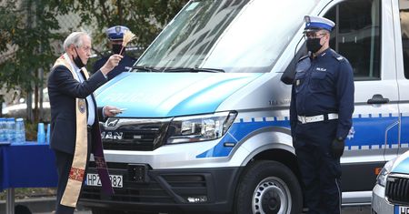 Etaty kapelanów do likwidacji? Są nie tylko w policji i wojsku, ale i w skarbówce