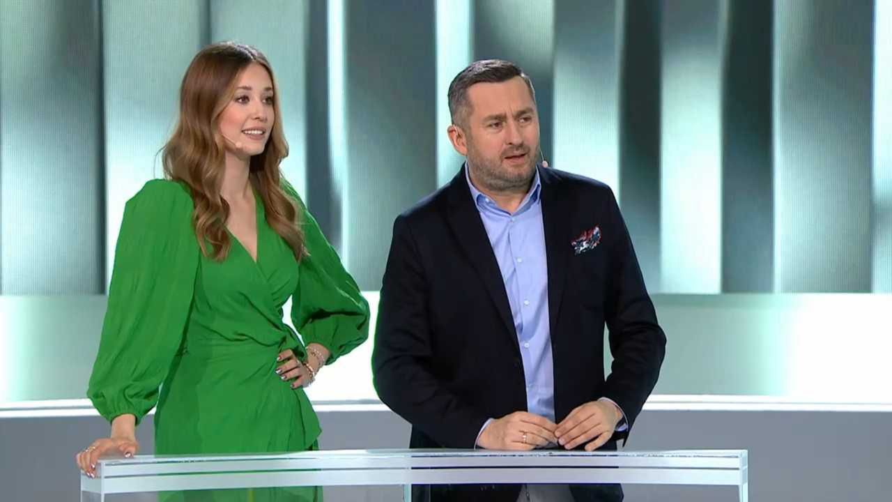 Norbi gratuluje uczestnikowi "Koła fortuny" utraty wagi w obecności korpulentnej uczestniczki