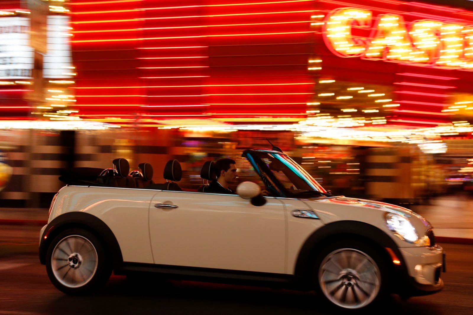 Galeria Mini jako celebracja sprzedaży półmilionowego egzemplarza w USA 177