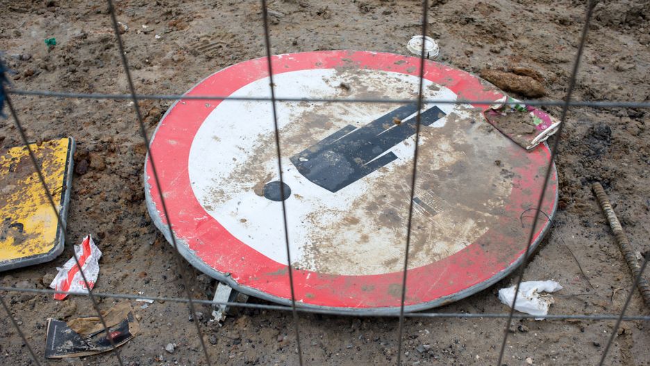 budowa, chodnik, droga, informacja, nakaz, objazd, poruszania, remont, ruchu, ulicy, w budowie, wjazdu, zakaz, znak drogowy, siatka, roboty drogowe, ziemia, brudny, inwestycja, ulica, wykopalisko