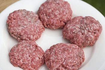 Pilne wycofanie mięsa ze sprzedaży. Wykryto groźną bakterię