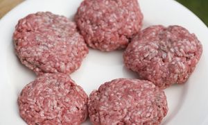 Pilne wycofanie mięsa ze sprzedaży. Wykryto groźną bakterię