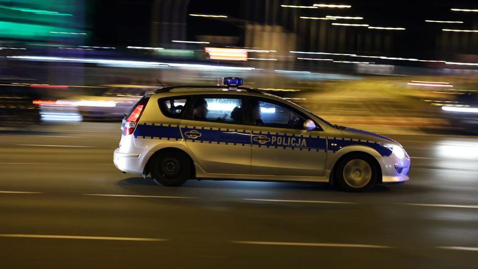 DAREK11
radiowóz, polskiej policji, wieczór, noc, ciemno, rozmazany, szybko, akcja, alarmowo, przez miasto, polska, policja, samochód, policyjny, pomoc, dojazd, niebiescy, policjant, glina, policjantka, funkcjonariusz, prawo, ruch, drogowy, policja drogowa, miejska, niebieskie, bulaje, alarm, korki, zator, auta, auto, ruch drogowy, patrol, awaryjny, rajd, droga, ulica, kabina