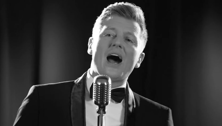 Rafał Brzozowski w teledysku "Gentleman"