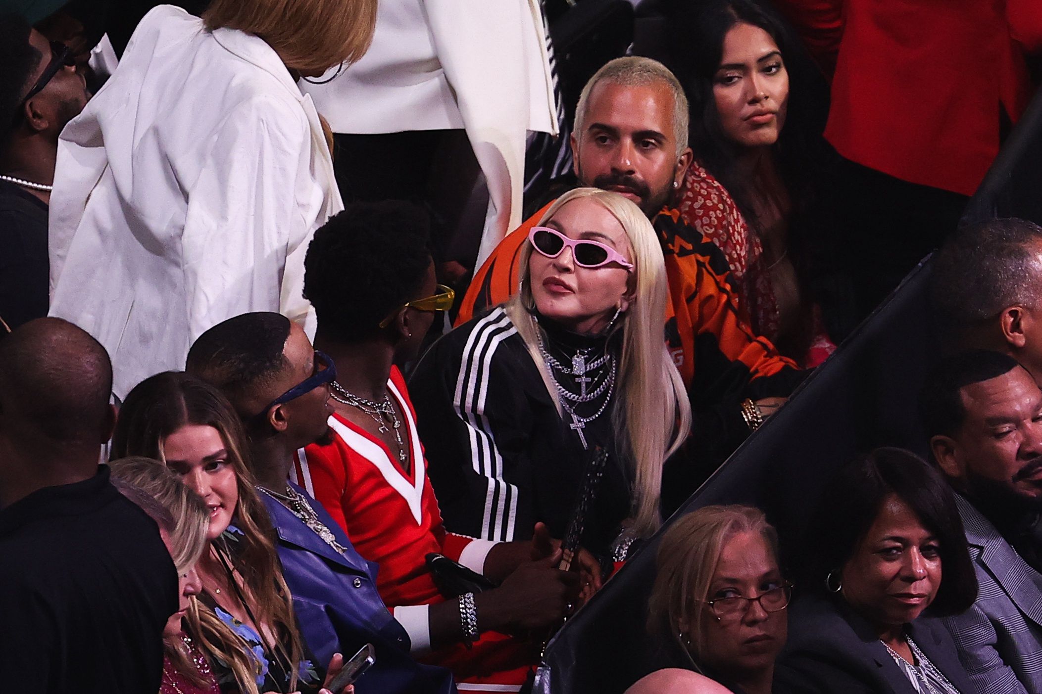 Madonna z synem na bokserskiej walce