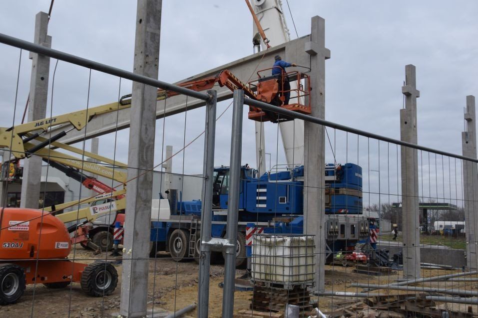 Każdy z dźwigarów był precyzyjnie dopasowywany do innych elementów konstrukcyjnych. 