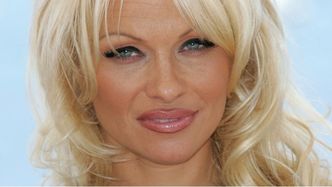 54-letnia Pamela Anderson BEZ MAKIJAŻU popija kawkę na ulicy (ZDJĘCIA)