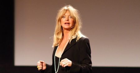 77-letnia Goldie Hawn wygina się w kostiumie. Fani zachwyceni