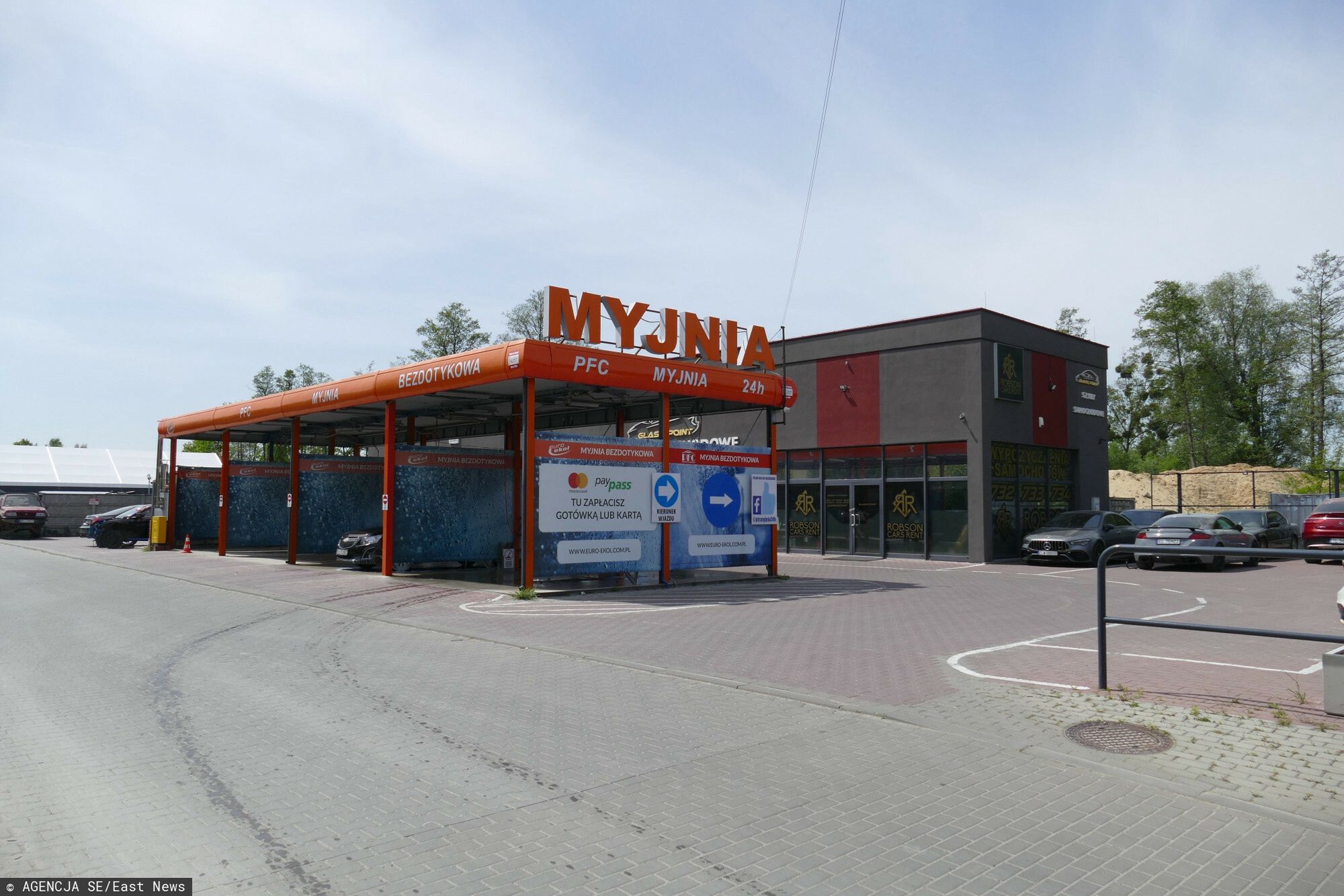 Strzelanina w ?�dzkiej myjni
FOTO DARIUSZ KUCHARSKI / SUPER EXPRESS
LODZ, 22.05.2023
POLICJANCI Z LODZI ZATRZYMALI 5 MEZCZYZN MAJACYCH ZWIAZEK ZE STRZELANINA W MYJNI SAMOCHODOWEJ PRZY UL. ROKICINSKIEJ, PODCZAS KTOREJ CIEZKO RANNY ZOSTAL 32-LETNI MEZCZYZNA
N/Z MIEJSCE ZDARZENIA
STRZELANINA MYJNIA SAMOCHOD MEZCZYZNA