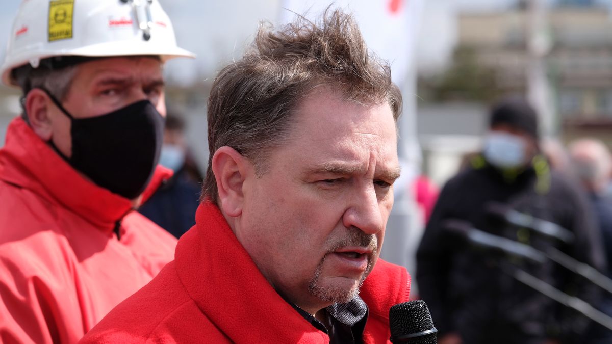 Przewodniczący Komisji Krajowej NSZZ "Solidarność" Piotr Duda podczas konferencji prasowej przed wejściem głównym do siedziby TPE w Katowicach. PAP/Andrzej Grygiel