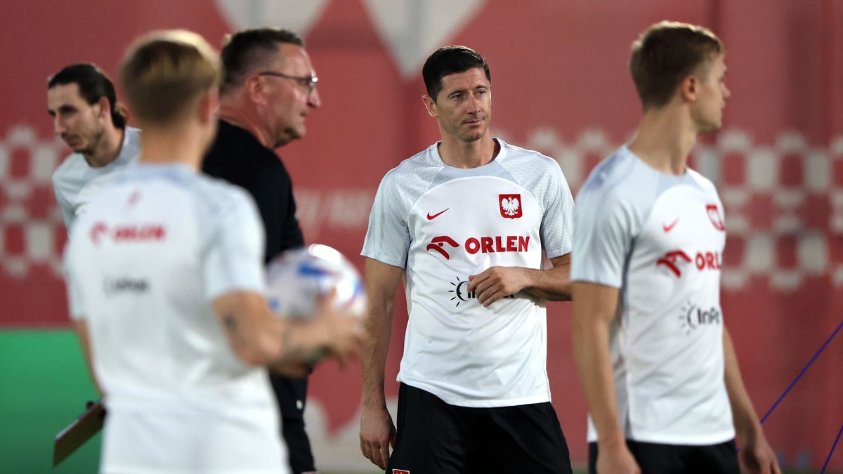 Poland captain Robert Lewandowski (C) and teammates during a training session at the premises of Al Kharaitiyat SC in Doha, Qatar, 02 December 2022. Poland will face France in their FIFA World Cup 2022 round of 16 soccer match on 04 December 2022. EPA/MARTIN DIVISEK Dostawca: PAP/EPA.