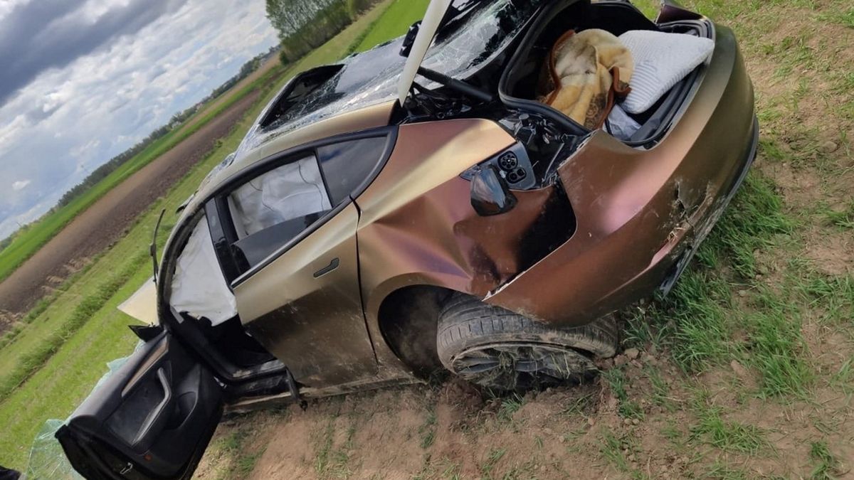 Tesla została zniszczona w wyniku uderzenia