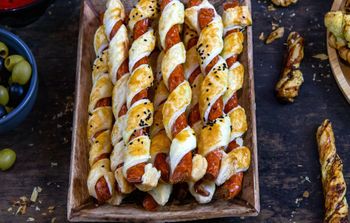 Zakręcone paluchy w cieście francuskim. Hit imprezy w 30 minut