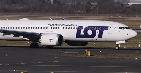 Na pokład samolotu LOT-u wszedł pasażer, którego nie powinno tam być. "Przeszukanie pokładu"