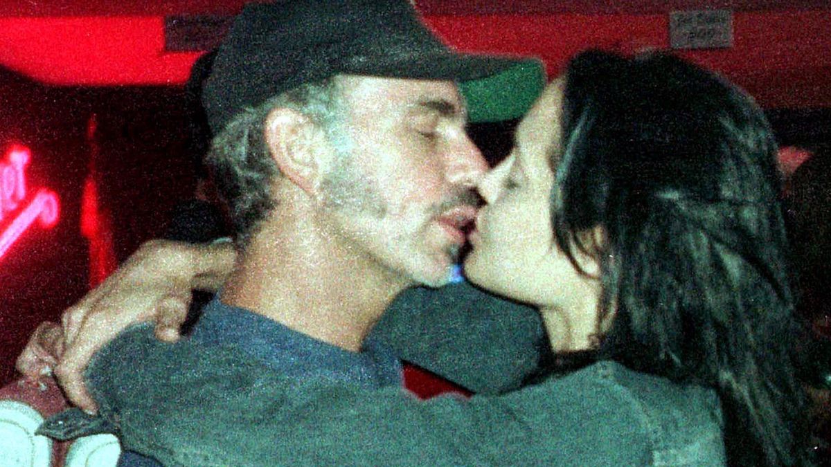 Billy Bob Thornton and Angelina Jolie Kiss370468 02: Newly married Billy Bob Thornton and Angelina Jolie kiss at Jerry''s Famous Deli June 3, 2000 in Studio City, CA. (Photo by Eric Ford/Online USA)Eric FordACTOR, ACTRESS, Angelina Jolie, Billy Bob Thornton, CELEBRITIES, HALF LENGTH, Jerry''s Famous Deli, kiss