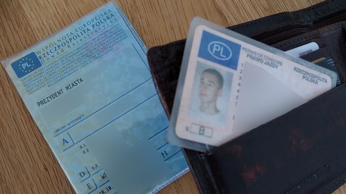 Dowód rejestracyjny jest mniej poręczny niż prawo jazdy, ale w dalszą trasę warto go wziąć