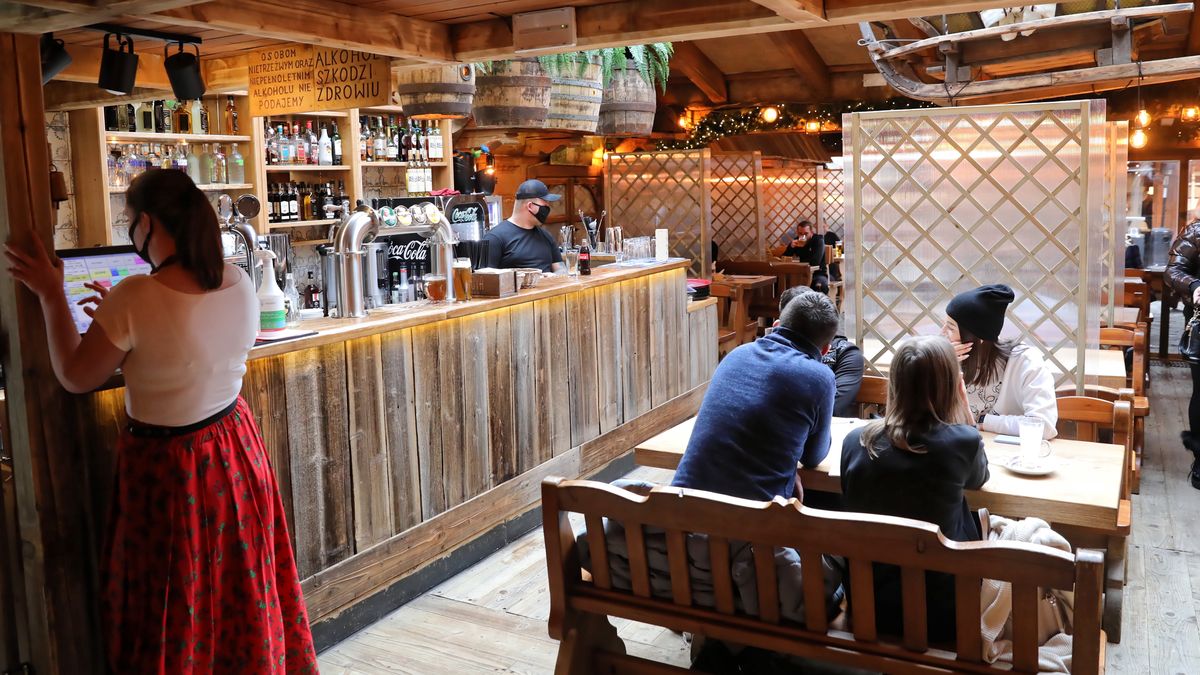 W ramach oszczędności  Polacy coraz częściej rezygnują m.in. z wyjść do restauracji