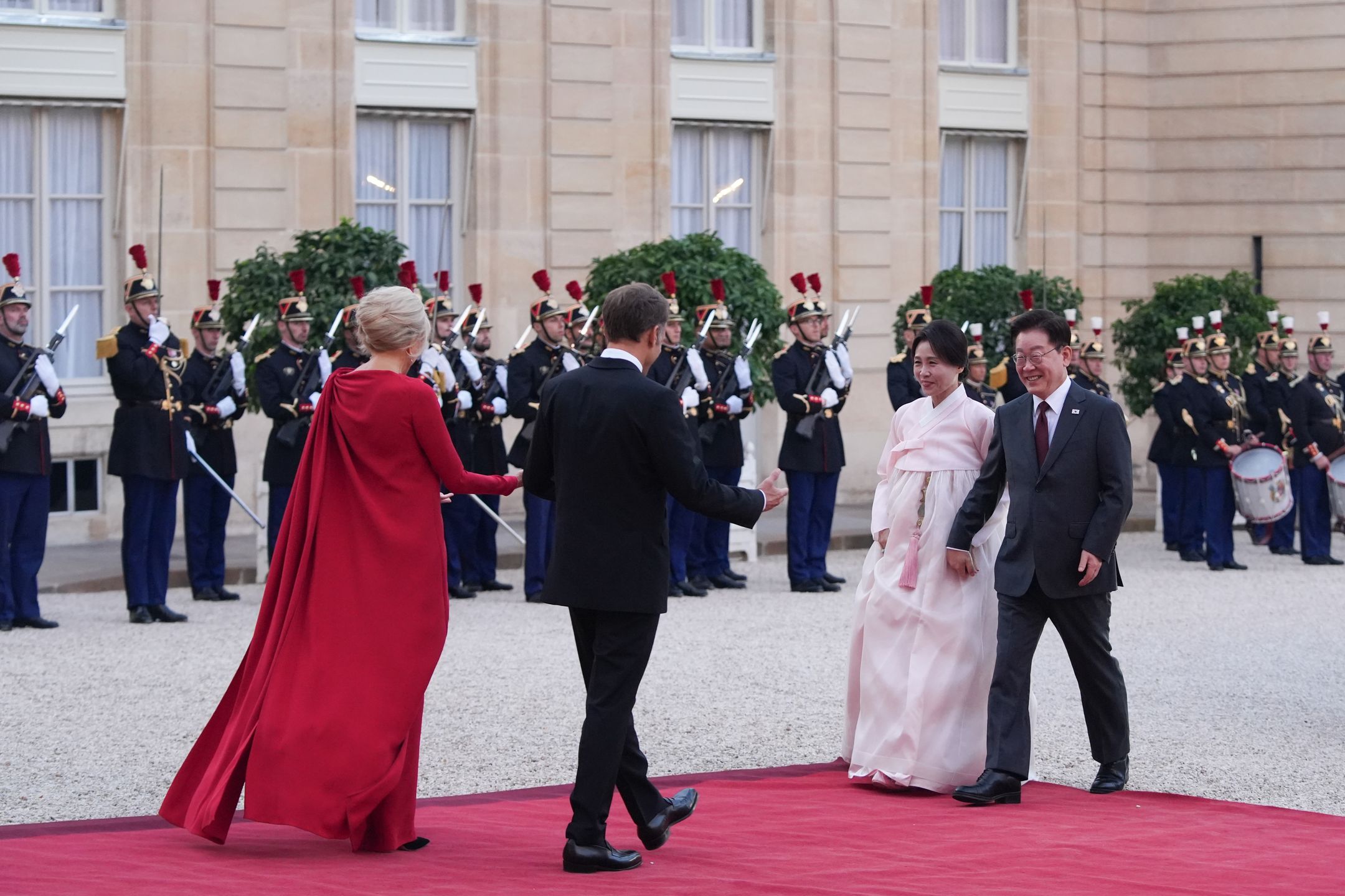 Lee Jae Myung i Kim Hea Kyung, Emmanuel i Brigitte Macronowie