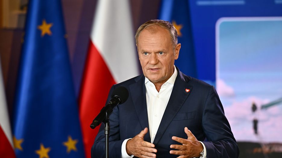 Konstancin-Jeziorna, 30.06.2025. Premier Donald Tusk na konferencji prasowej w trakcie wizyty w siedzibie Polskich Sieci Elektroenergetycznych w Konstancinie-Jeziornie, 30 bm. (amb) PAP/Przemysław Piątkowski