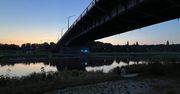 Poznań. Nocna akcja ratunkowa nad Wartą. Strażacy wyłowili osobę z rzeki przy moście Chrobrego