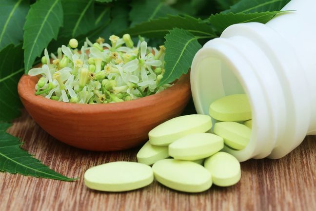 Kwiaty neem mogą pomóc między innymi w zwalczeniu gorączki czy wymiotów