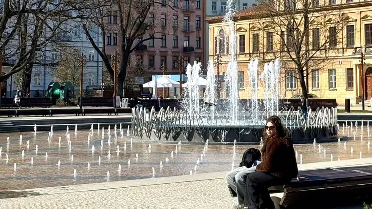 Uruchomiona fontanna na Placu Litewskim po zimowej przerwie