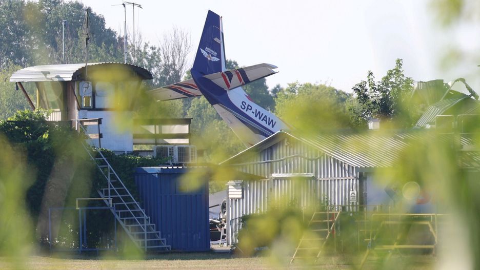 Samolot uderzy? w hangar na lotnisku w Chrcynnie
Fot. Piotr Molecki/East News, Chrcynno (woj. mazowieckie), 18.07.2023. Maly samolot pasazerski Cessna 208 uderzyl 17 bm. w hangar na lotnisku w Chrcynnie. W budynku byli ludzie, sa poszkodowani i ofiary smiertelne. Do wypadku dosz?o na terenie aeroklubu SkyDive Warszawa w Chrcynnie kolo Nowego Dworu Mazowieckiego i Nasielska, podczas ladowania maszyny w zlych warunkach atmosferycznych.
Piotr Molecki