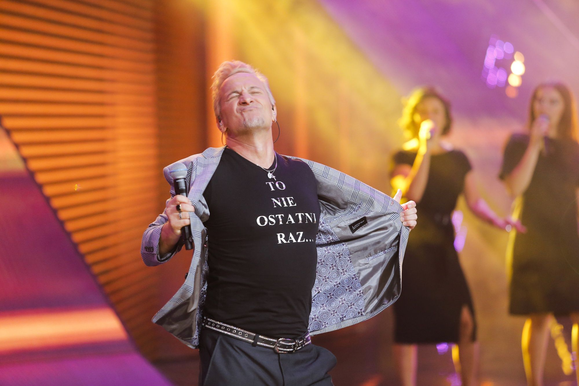 Grzegorz Markocki z "Baru" wystąpił na scenie w Opolu. Zaśpiewał piosenkę Krzysztofa Krawczyka "Zatańczysz ze mną jeszcze raz"