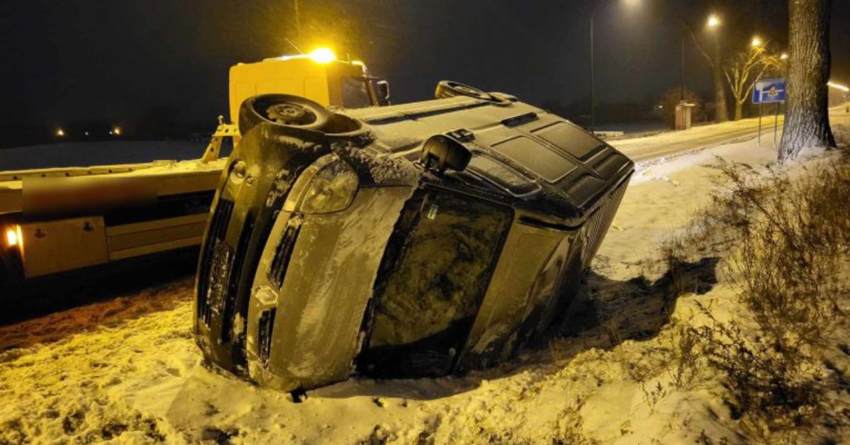 Wpadł w poślizg, po chwili bus leżał na boku w rowie