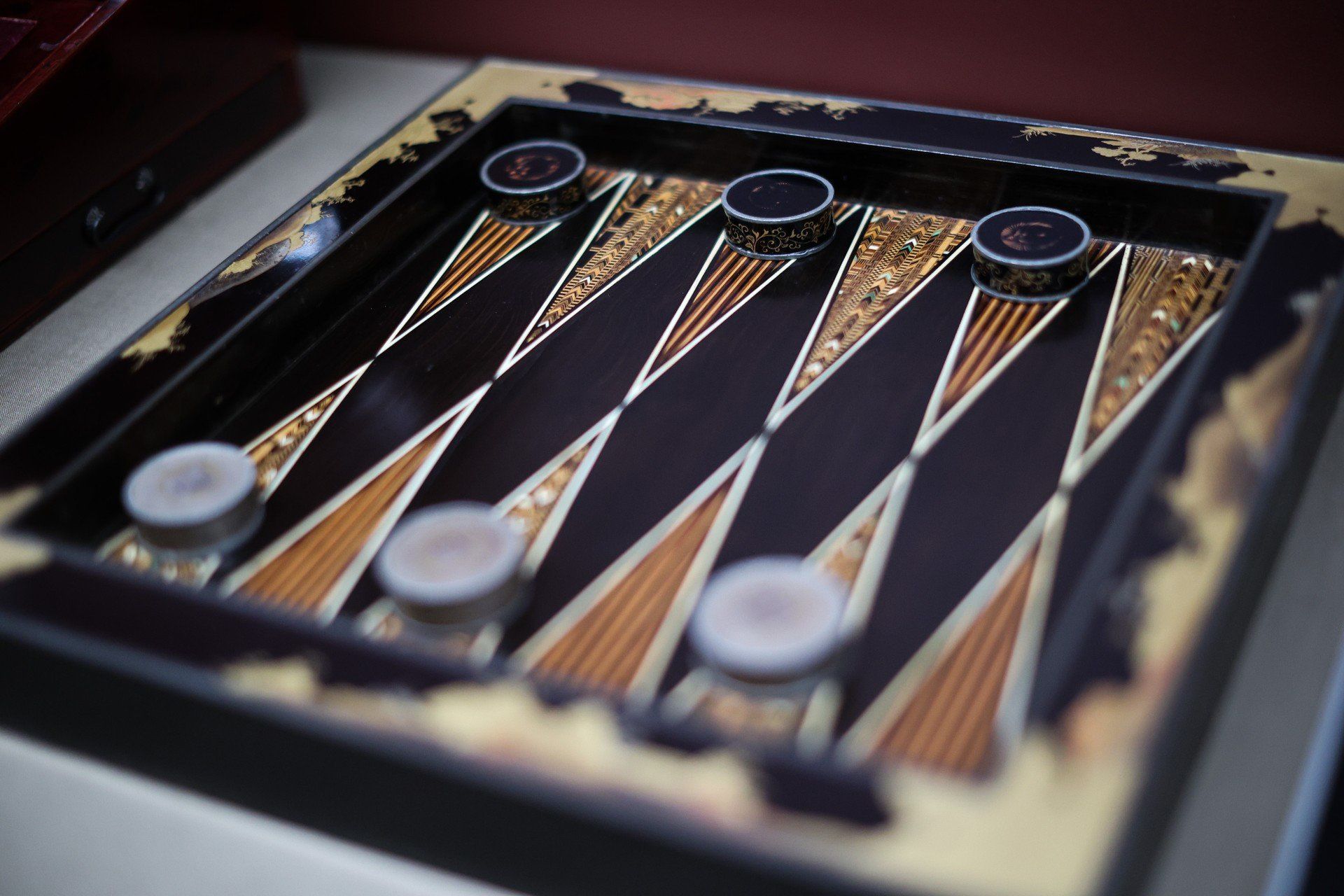 Kilkaset przedmiotów z japońskiej laki znalazło się na nowej wystawie w Muzeum Manggha