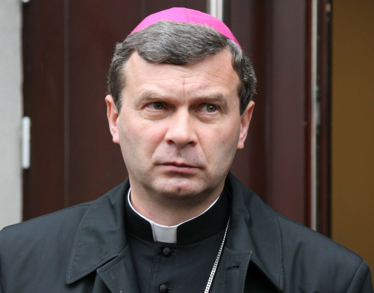 Biskup Tadeusz Bronakowski chce zakazu reklamy piwa w telewizji