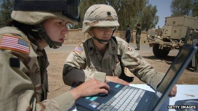 żołnierz laptop